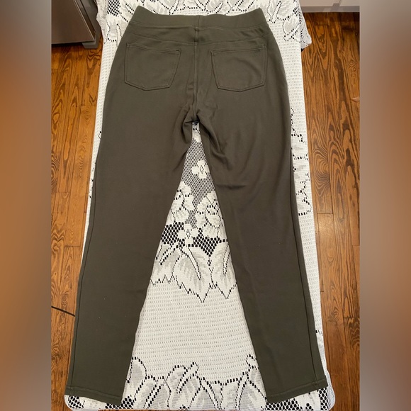 Army Green Leggings With Pockets by Seven7 🌿 - Picture 2 of 4